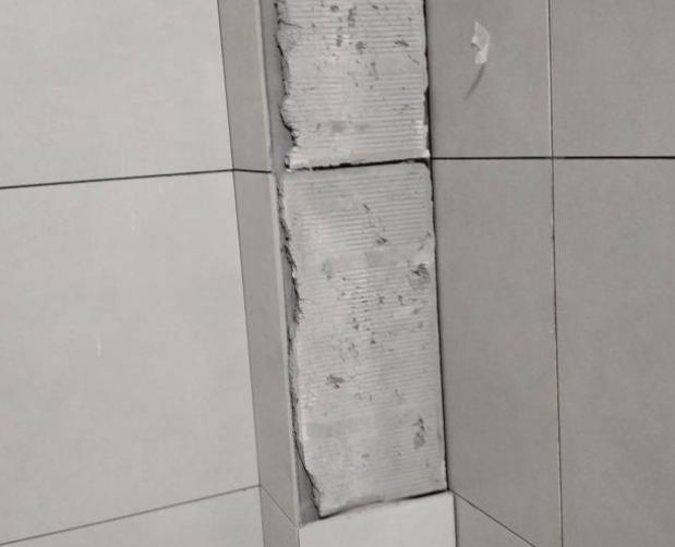 巨鹿瓷砖空鼓维修公司分享下瓷砖施工前基层浇水润湿程度不足，可能导致以下问题