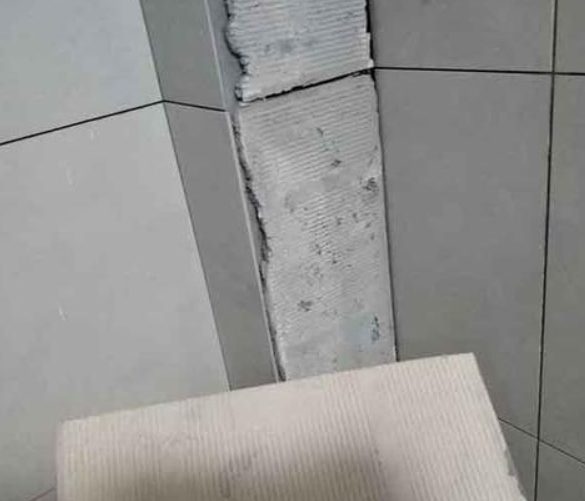 巨鹿瓷砖空鼓维修公司分享下厨房瓷砖脱落的补救措施。